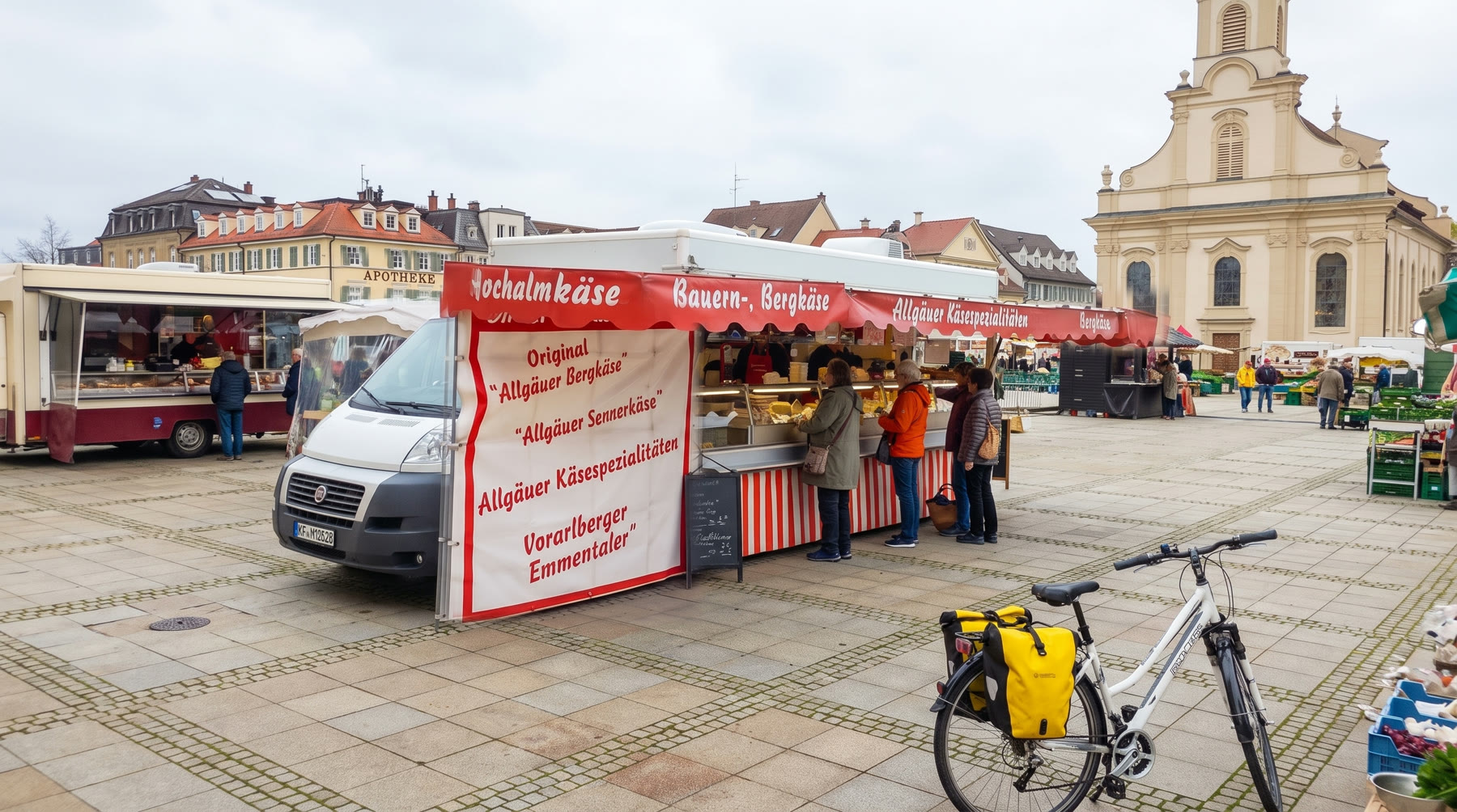 Der Käsewagen auf dem Wochenmarkt Ludwigsburg vor der Stadtkirche