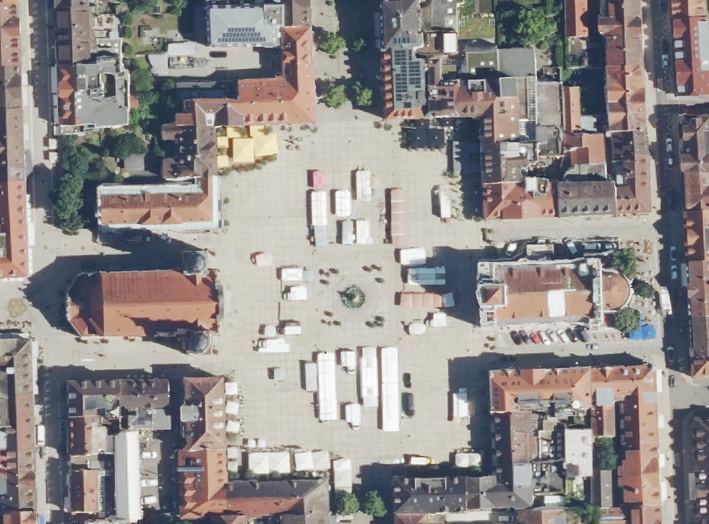 Luftbild des Marktplatzes Ludwigsburg mit den Marktständen zwischen den beiden Kirchen